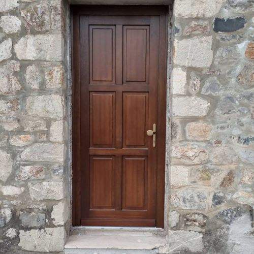 ξύλινη παραδοσιακή πόρτα ergomasif