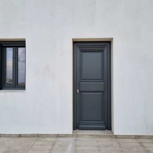 ξύλινη μοντέρνα πόρτα