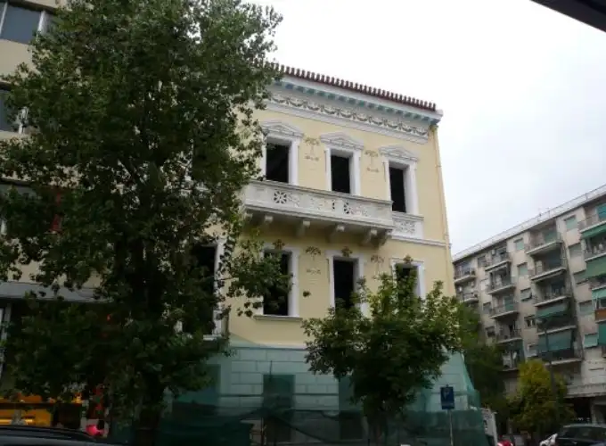 νεοκλασσικό διατηρητέο κτίριο στην Αθήνα ξύλινα κουφώματα