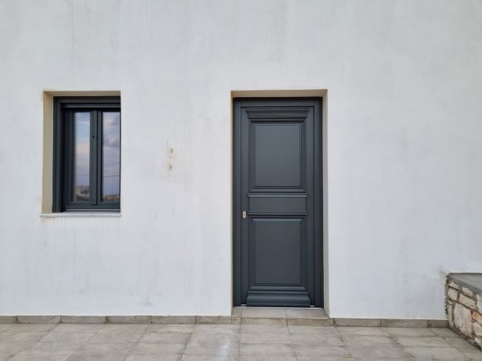 μοντέρνα ξύλινη πόρτα εισόδου πάρος Ergomasif