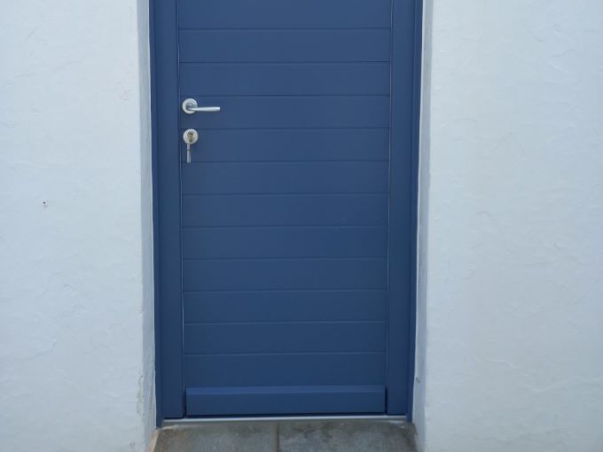 ξύλινη πόρτα με ρίγες στην Σίφνο