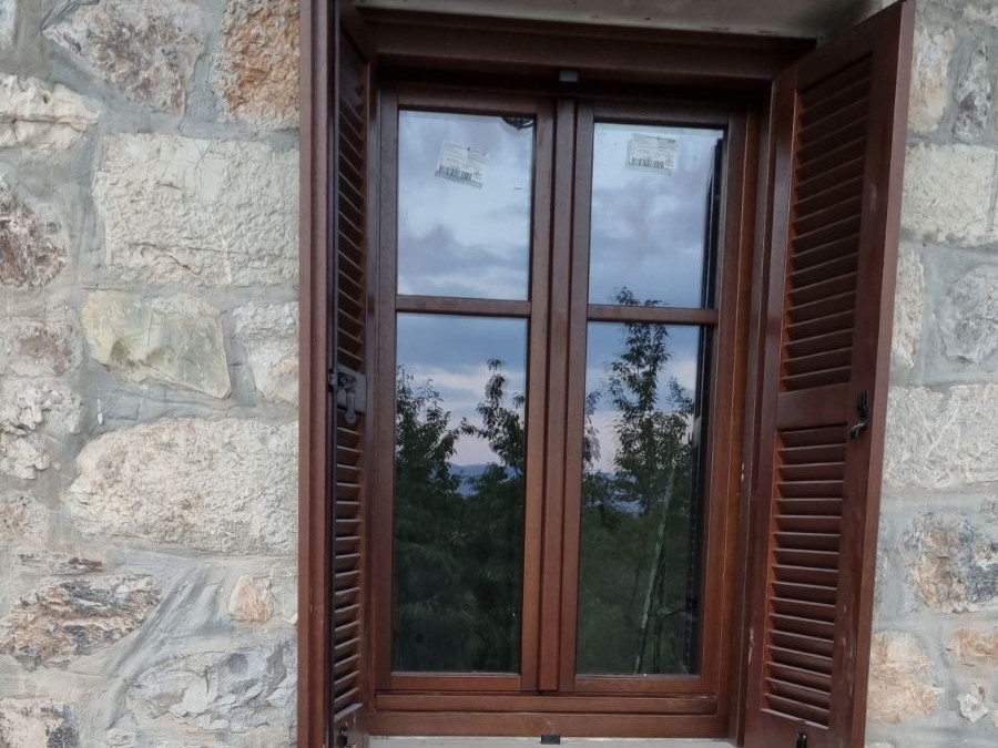 ξύλινο παράθυρο με βερνίκι ξύλου ergomasif
