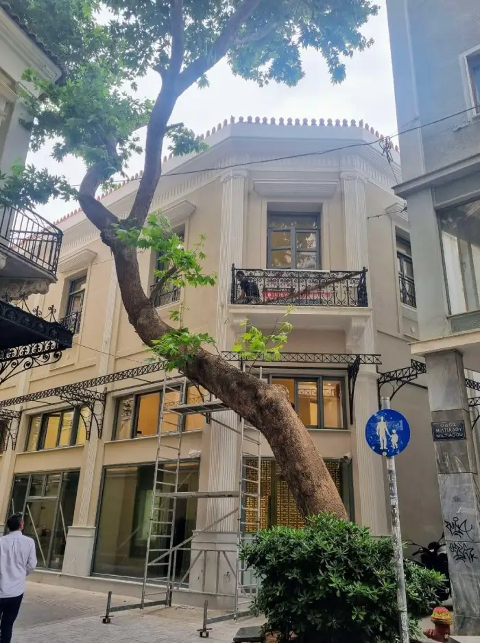 παραδοσιακά ξύλινα κουφώματα σε διατηρητέο στο κέντρο