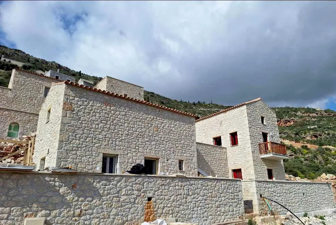 ξύλινα κουφώματα στην Μάνη σε πέτρινη κατοικία