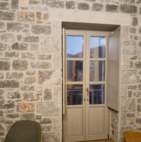 ξύλινα κουφώματα στην Μάνη σε πέτρινη κατοικία