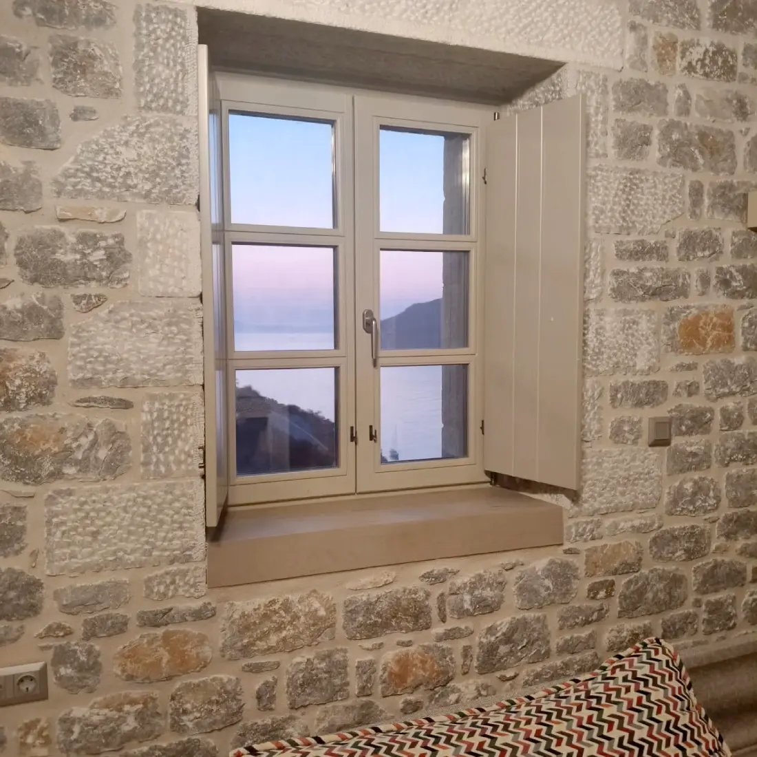 ξύλινα κουφώματα στην Μάνη σε πέτρινη κατοικία