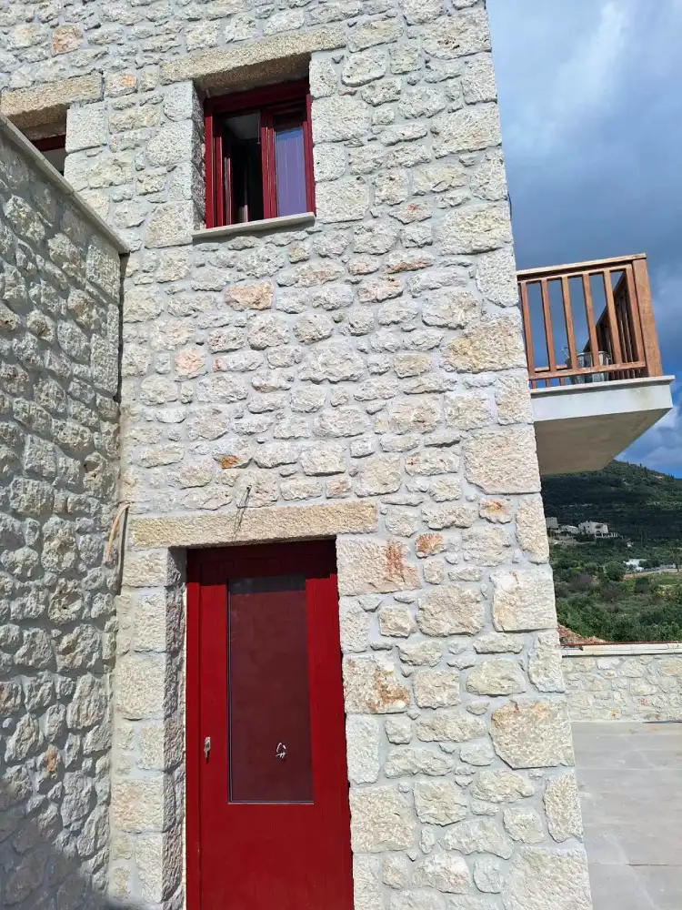 ξύλινα κουφώματα στην Μάνη σε πέτρινη κατοικία