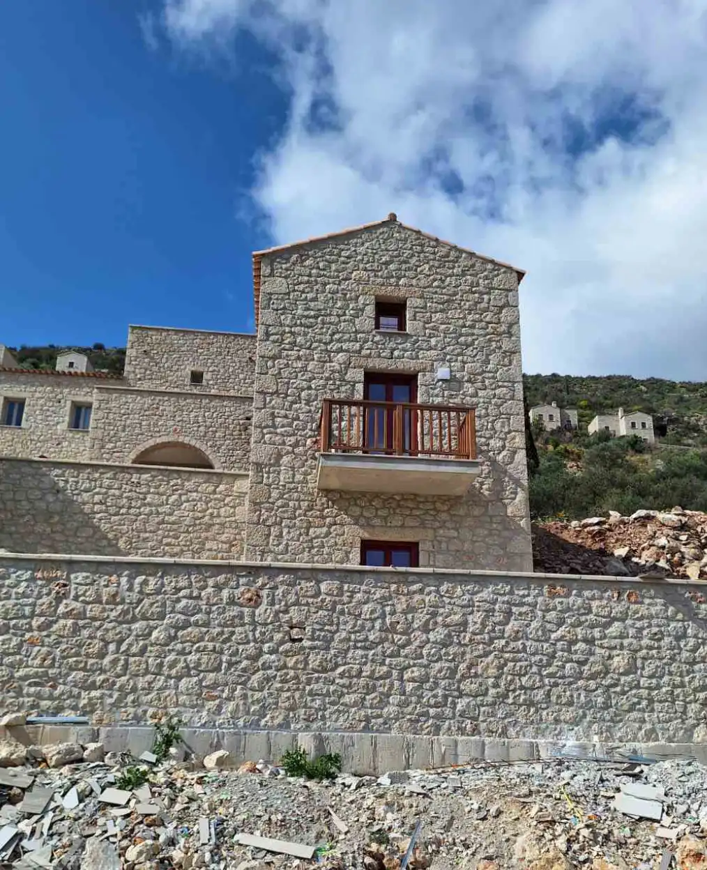 ξύλινα κουφώματα στην Μάνη σε πέτρινη κατοικία