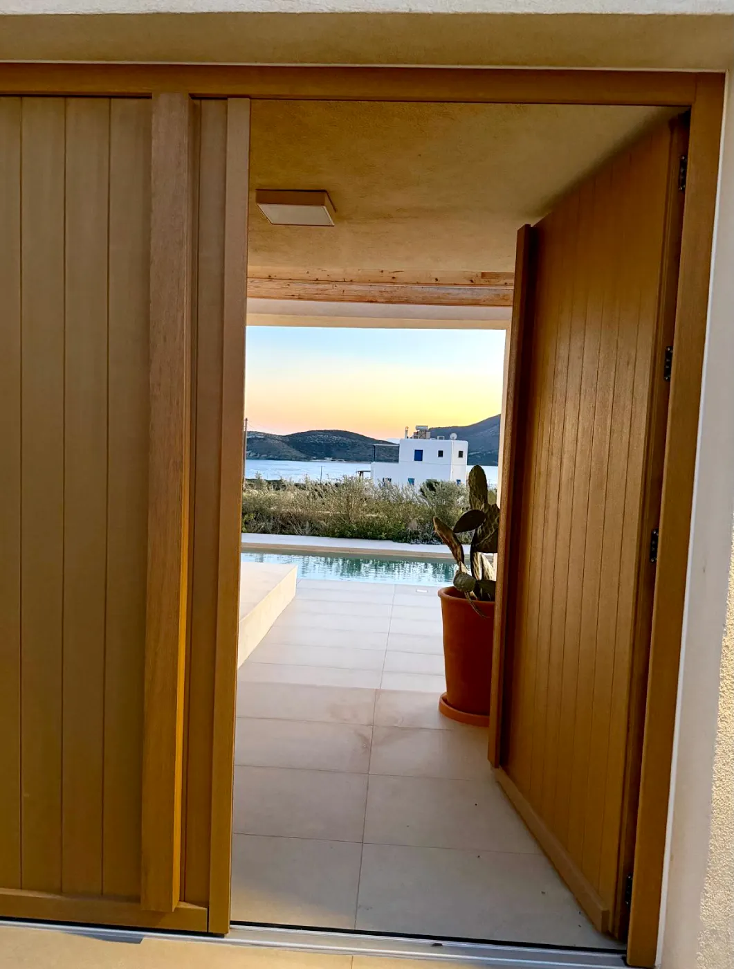 ksylini-porta-ergomasif-paros (1) ξύλινη εξώπορτα Αντίπαρος ξύλινα κουφώματα Ergomasif