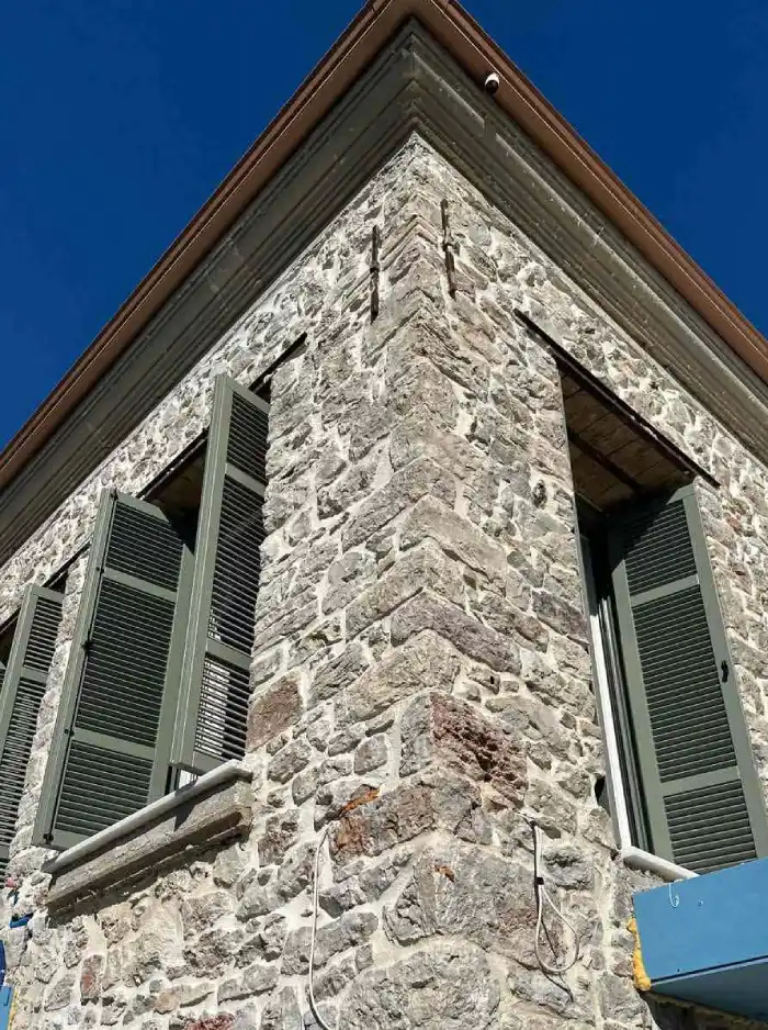 ξύλινα κουφώματα σε πέτρινα κτίρια από την Ergomasif